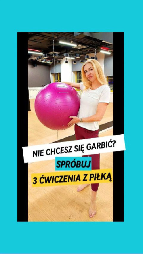 Garbisz się? Wypróbuj ćwiczenia z piłką 🧘‍♀️⚽Zaokrąglone plecy to znak naszych czasów. Ciągle siedzimy, pochylamy się do komputera, scrollujemy telefon. Do tego stres, chłód… To wszystko sprawia, że coraz więcej z nas ma zamkniętą klatkę piersiową i zgarbioną sylwetkę.Ale nie musimy — i nie powinnyśmy — się na to godzić.Walczmy o otwartą klatkę i proste plecy, bo to nie tylko kwestia estetyki, ale przede wszystkim naszego zdrowia.Potrzebujesz otwartej klatki, żeby móc swobodnie i efektywnie oddychać, a narządy w Twoim brzuchu mogły pracować bez ucisku. Układ krążenia, limfatyczny, trawienny — wszystkie potrzebują pracy przepony i ruchu.Otwarta klatka to też mniej dolegliwości bólowych kręgosłupa, większa mobilność i swoboda ruchu.Warto pracować nad ruchomością klatki w każdym wieku ✨Od czego zacząć? Spróbuj ze mną ćwiczeń na piłce gimnastycznej. Uwielbiam ten sprzęt — daje mnóstwo możliwości, a trening z piłką nigdy nie jest nudny 😊W rolce znajdziesz 3 propozycje ćwiczeń, dzięki którym:✔️ poprawisz elastyczność klatki✔️ zadbasz o postawę✔️ zrelaksujesz ciałoDaj znać, jak Ci poszło 😉Ps. Jeśli jesteś z Łodzi @fitfabric lub Brzezin @xfg_brzeziny — zapraszam na moje treningi, w których piłka często gra główną rolę ⚽💛#trenerkakobietlodz #treninglodz #ZdrowaJakTy #treningmedyczny #ćwiczeniazpiłką #garbienie