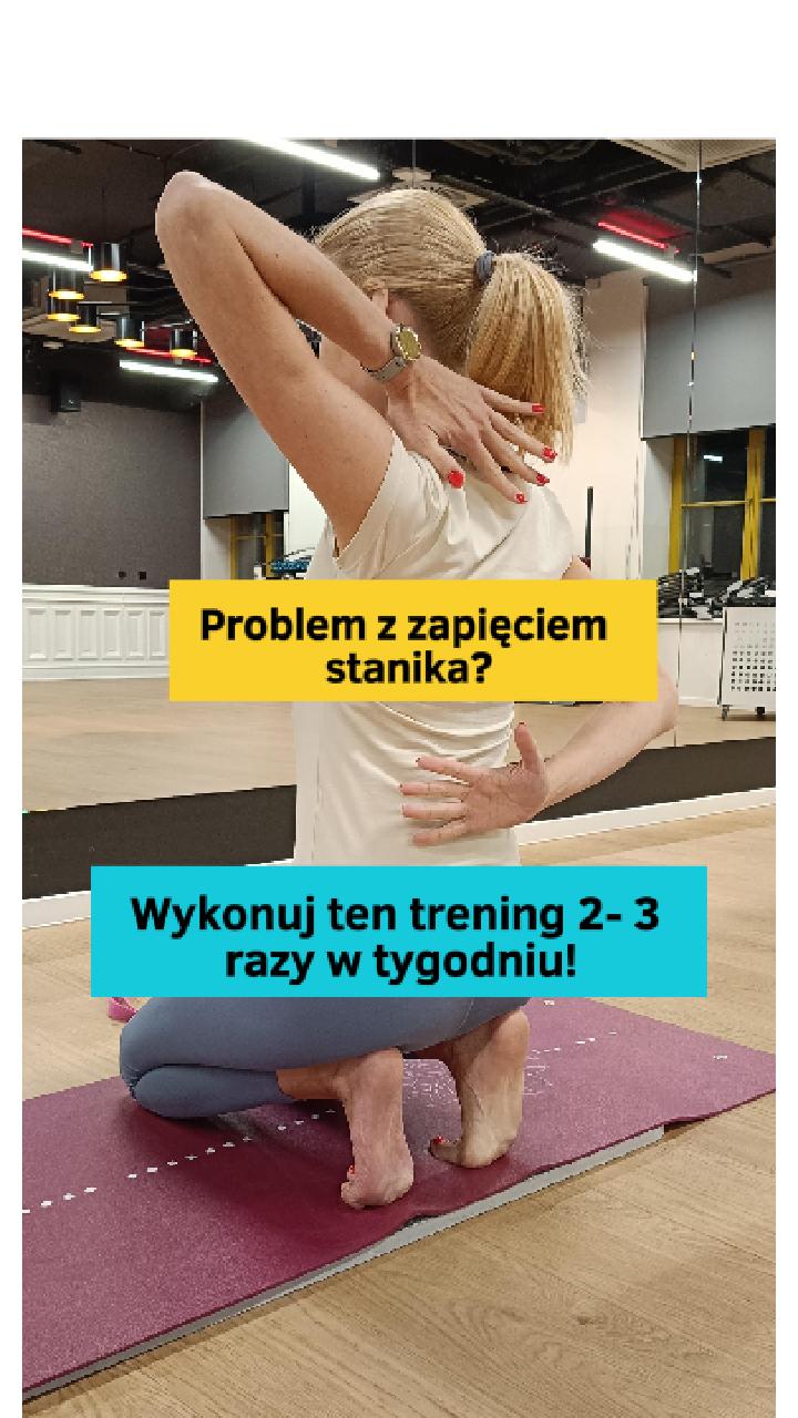Zapięcie stanika z tyłu stało się dla Ciebie wyzwaniem? 🤯 Paskudne „ukłucie” w barku, brak zasięgu, dyskomfort?Nawet 1/3 kobiet w okresie okołomenopauzalnym doświadcza podobnych problemów. Nie oznacza to jednak, że mamy uznawać to za „normę” i godzić się z ograniczeniami! 🙅♀️🔍 Dlaczego tak się dzieje? Głównym winowajcą jest spadek poziomu estrogenów, który osłabia tkankę łączną. Spada produkcja kolagenu, a więzadła i ścięgna tracą elastyczność. Do tego dochodzi brak ruchu, długie godziny w pozycji siedzącej czy garbienie się. Nie wszystko więc zrzucajmy na same hormony! 😉💡 Co możesz z tym zrobić?1. Sprawdź przyczynę. Nie akceptuj odpowiedzi typu „taki ma Pani PESEL”! Niestety nadal słyszę, że spotykacie się z taką ignorancją. Konkretna diagnoza to podstawa trafnej terapii.2. Postaw na ruch. Sama bierna terapia (masaż czy zabiegi sprzętowe) to za mało, by pozbyć się problemu i uniknąć nawrotów. Kluczowe są odpowiednie ćwiczenia!✨ Wypróbuj dzisiejszy zestaw: Pokazuję kilka ćwiczeń z paskiem do jogi (możesz użyć paska od szlafroka).• Dobierz szerokość chwytu tak, aby czuć lekkie wyzwanie, ale bez bólu.• Pilnuj prostych pleców – nie wyginaj się w lędźwiach i nie pochylaj głowy.📌 Zapisz tę rolkę na później i wykonuj ten zestaw regularnie 2–3 razy w tygodniu!🌿 Szukasz wsparcia i bezpiecznego treningu? Jako trenerka medyczna pomagam kobietom w okresie menopauzy przejść przez zmiany w ciele. Doskonale rozumiem Twoje wyzwania i mam na nie konkretne, sprawdzone rozwiązania.📍 Jeśli jesteś z Łodzi (lub okolic) i szukasz Trenerki, która poprowadzi Cię mądrze oraz z wyczuciem – odezwij się w wiadomości prywatnej! 📩💬 Umów się na bezpłatną konsultację on-line. Porozmawiamy o Twoich potrzebach i sprawdzimy, jak mogę Ci pomóc zachować, zwiększyć sprawność na lata! ✨#trenerkakobietlodz #treninglodz #treningpersonalnylodz #ZdrowaJakTy #menopauzatrening #barkćwiczenia