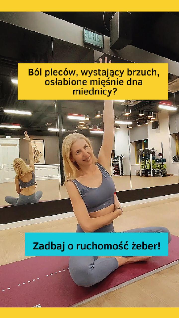 Bolą Cię plecy? Brzuch odstaje, mimo że trzymasz dietę? A może czujesz, że Twoje dno miednicy nie działa tak, jak powinno? 😮💨Rzadko szukamy przyczyny w... klatce piersiowej! A to właśnie sztywność żeber bardzo często stoi za tą całą "lawiną" problemów.Gdy klatka przestaje się elastycznie poruszać, przepona gubi swój naturalny zakres ruchu. A bez dobrze pracującej przepony:❌ Rośnie ciśnienie w jamie brzucha (cierpi dno miednicy i dół brzucha)❌ Narządy wewnętrzne tracą swój naturalny "masaż" (hello, wzdęcia!)❌ Odcinek lędźwiowy kręgosłupa sztywnieją i zaczynają boleć 💥Siedzący tryb życia i brak rotacji robią swoje, ale mam dobrą wiadomość: elastyczność klatki piersiowej możesz poprawić w każdym wieku! 🌿Jak o nią zadbać na co dzień?1️⃣ Oddech 360° – tak jak na wideo! Kieruj wdech w boki żeber i do pleców. Użyj dłoni lub taśmy elastycznej, by poczuć ruch.2️⃣ Automasaż – delikatne opracowanie dłońmi okolic żeber i brzucha pomaga natychmiast obniżyć napięcie.3️⃣ Trening mobility – skręty, rotacje i skłony (pozycje takie jak kot-krowa czy nawlekanie igły to absolutny klasyk!).4️⃣ Ruch w 3D – dodaj do codzienności sięganie wyżej, skręty tułowia, zmiany kierunku ruchu podczas spacerów.💡 Fun fact: Budowanie trójwymiarowej elastyczności klatki piersiowej i "odblokowanie" pracy przepony to jeden z najważniejszych i najbardziej spektakularnych efektów regularnego treningu Low Pressure Fitness (LPF)! ✨Zapisz ten post na później 📌 i spróbuj oddychać do boku żeber tak jak na rolce już dzisiaj!Jak u Ciebie z ruchomością klatki? Czujesz, że żebra pracują swobodnie, czy są raczej "zamknięte"? Daj znać w komentarzu! 👇🏻#trenerkakobietłódź #treninglodz #ZdrowaJakTy #treningmedyczny #treningoddechowy #miesniednamiednicy #LPFPoland #LPFŁódź #bólpleców #plaskibrzuch