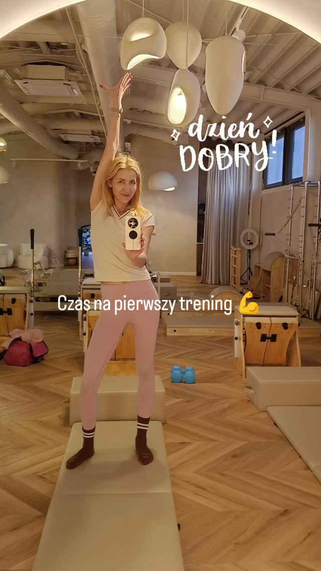 Pobudka 5:25. Domownicy śpią, nikt nic nie chce, telefon milczy, nawet koty nie dopominają się o śniadanie 🤫🐱Przed 6:00 rano jestem już w aucie. Miasto jeszcze senne, drogi puste. Docieram do studia w kilkanaście minut — w godzinach szczytu to minimum 40 min podróży 🚗💨Poranny trening zastępuje kawę. Dodaje energii i buduje pozytywne nastawienie na cały dzień. Ciało od razu dostaje sygnał do działania, a umysł nie jest jeszcze przeciążony pośpiechem ani natłokiem codziennych spraw 🧠✨Co na to nauka? Poranny ruch ma konkretne przewagi, korzyści dla organizmu? Tak!🤸Naturalny strzał energii: Poranny wysiłek fizyczny stymuluje wyrzut kortyzolu w jego naturalnym szczycie i pobudza wydzielanie endorfin, dając lepsze i trwalsze skupienie niż espresso ☕️🤸Podkręcony metabolizm: Trening z samego rana przyspiesza przemianę materii na wiele kolejnych godzin 🔥🧘♀️Lepszy sen wieczorem: Badania pokazują, że poranna aktywność pomaga uregulować rytm dobowy i ułatwia głębokie zasypianie w nocy 🌙Kiedyś wstanie przed 6:00 budziło we mnie strach. Dziś wstaję z uśmiechem po pierwszym budziku ⏰ zaliczam trening i czuję, że mam wygrany dzień, zanim reszta świata na dobre się obudzi!Jeśli trudno Ci się zmobilizować do ćwiczeń po pracy, pod koniec dnia — spróbuj zacząć dzień od aktywności. Być może tak jak u mnie, to co wydawało się niemożliwe i trudne, stanie się Twoją ulubioną rutyną 💪A jak to wygląda u Ciebie? Jesteś w teamie „ranny ptaszek” czy treningi dopiero na zakończenie dnia? 🦅🌙 Daj znać w komentarzu!#zdrowajakty #treningpersonalnyłódź #treningkobietlodz #treningmedycznylodz #treningrano